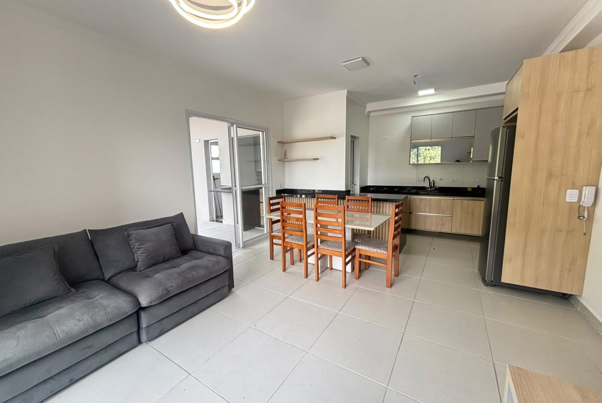 Sala de estar e jantar da cobertura de 140 m²