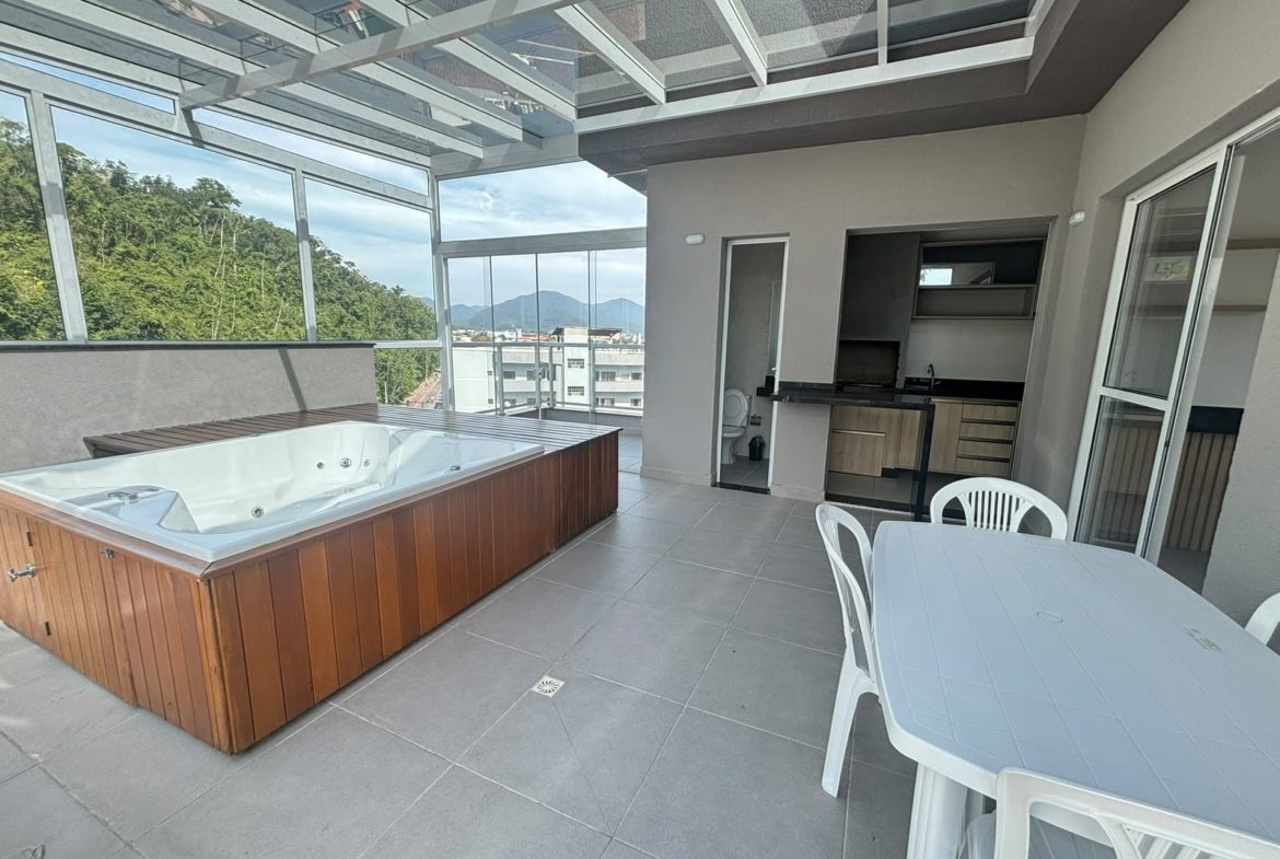Jacuzzi privativa na varanda da cobertura
