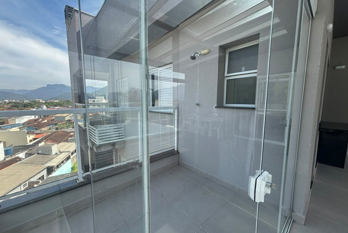 Varanda fechada com vidro e vista externa