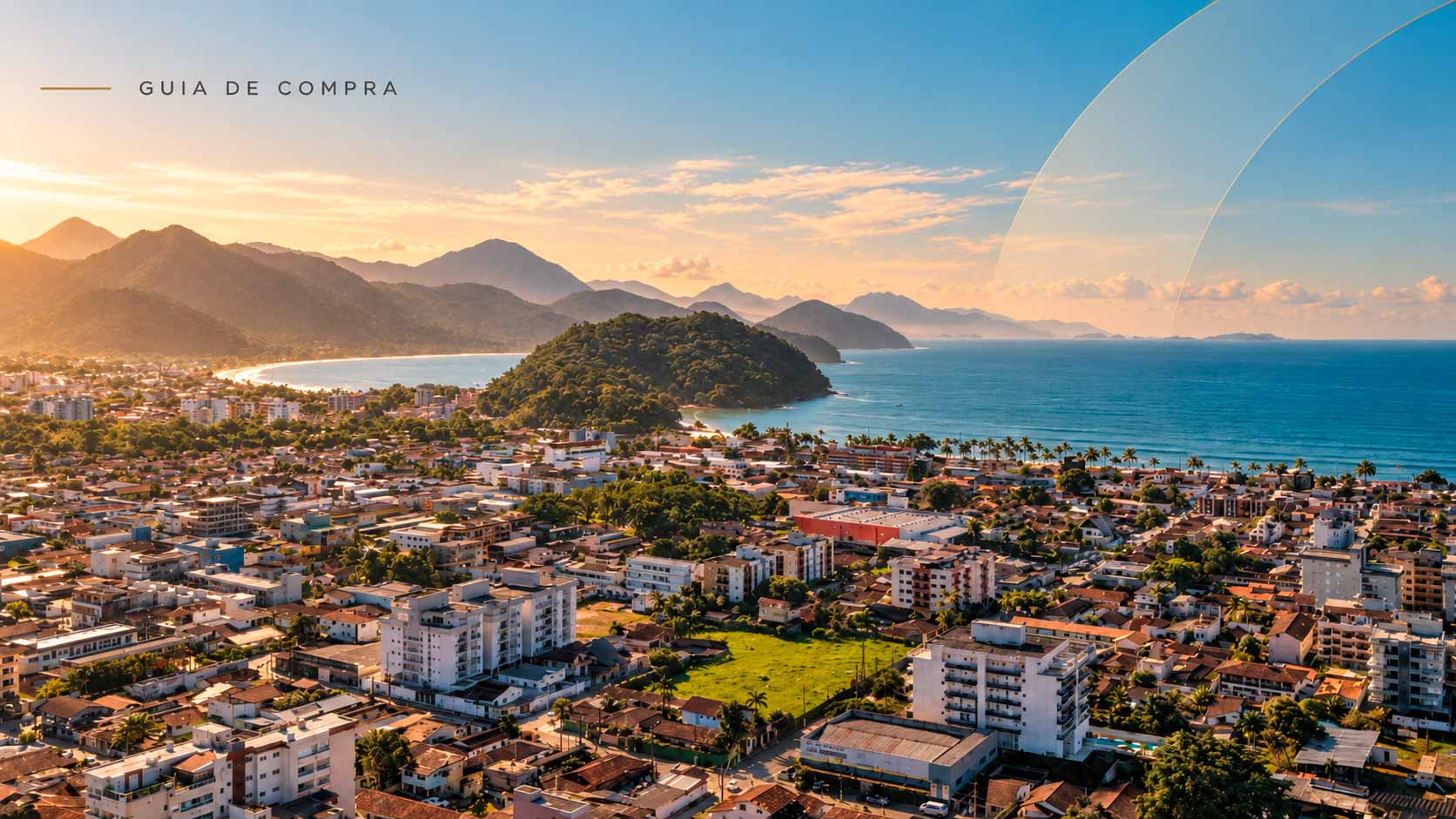 Vista aérea de obra em andamento em Ubatuba com área urbana, mar e morros ao fundo