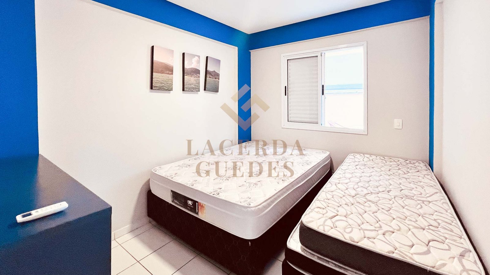 apartamento-garden-praia-grande-ubatuba-12 Dormitório mobiliado com janela