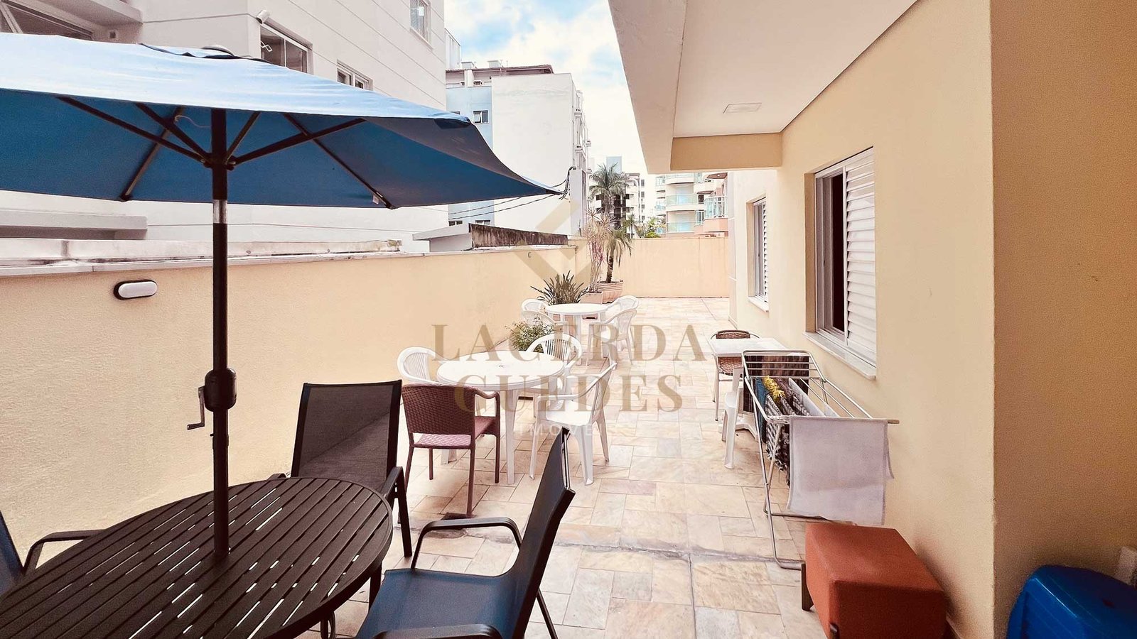 apartamento-garden-praia-grande-ubatuba-19 Área gourmet externa com mesa e churrasqueira