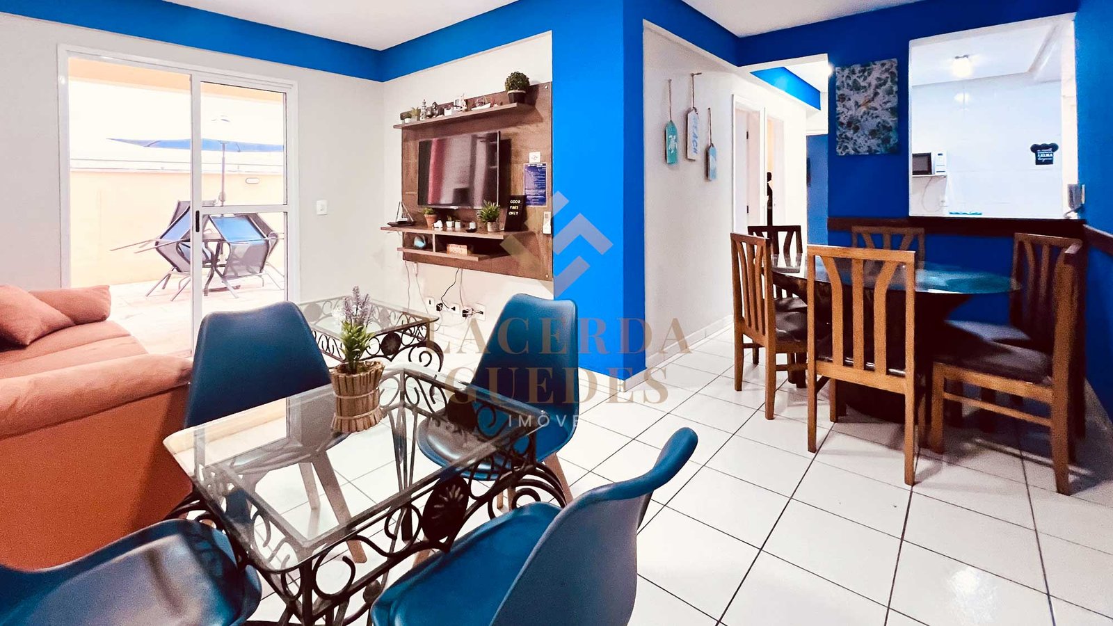 apartamento-garden-praia-grande-ubatuba-8 Sala de estar integrada à área de jantar do apartamento garden