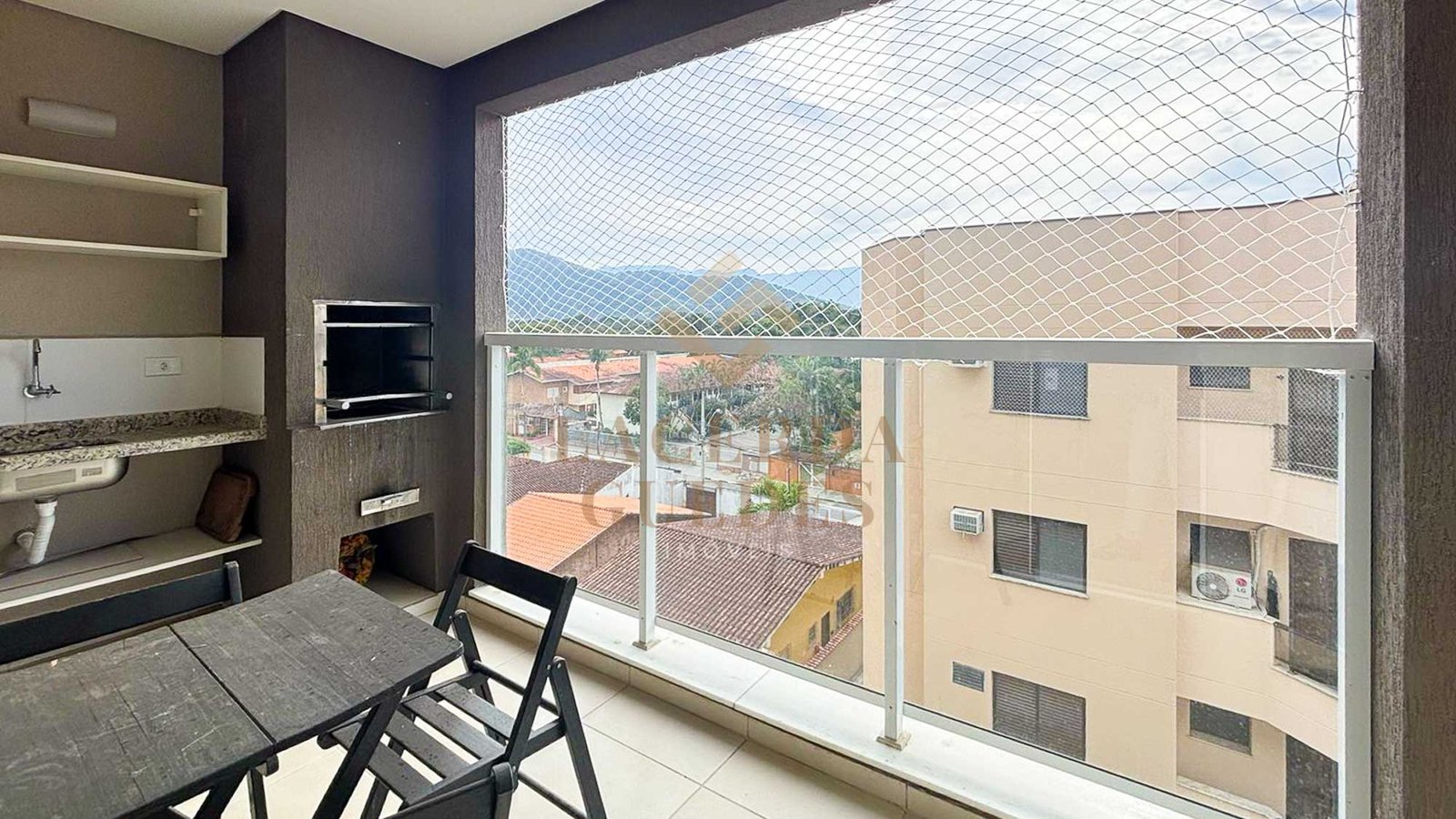 apartamento-itagua-75m2-varanda-gourmet-15 Varanda com churrasqueira e vista para o bairro