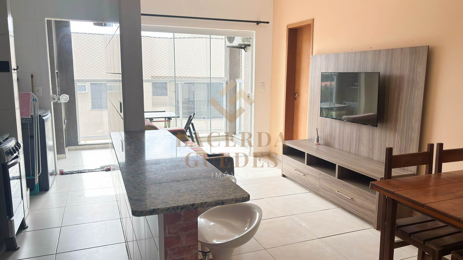 apartamento-itagua-75m2-varanda-gourmet-7 Sala de estar com acesso à varanda