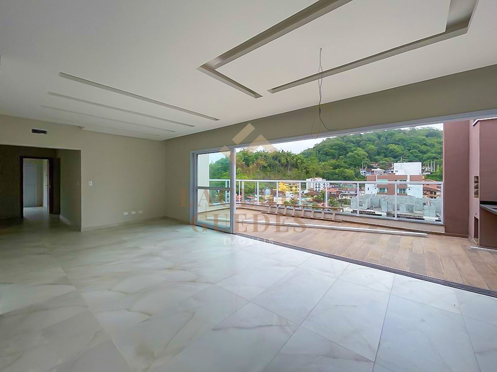 cobertura-toninhas-ubatuba-vista-montanha Sala ampla integrada à varanda da cobertura nas Toninhas