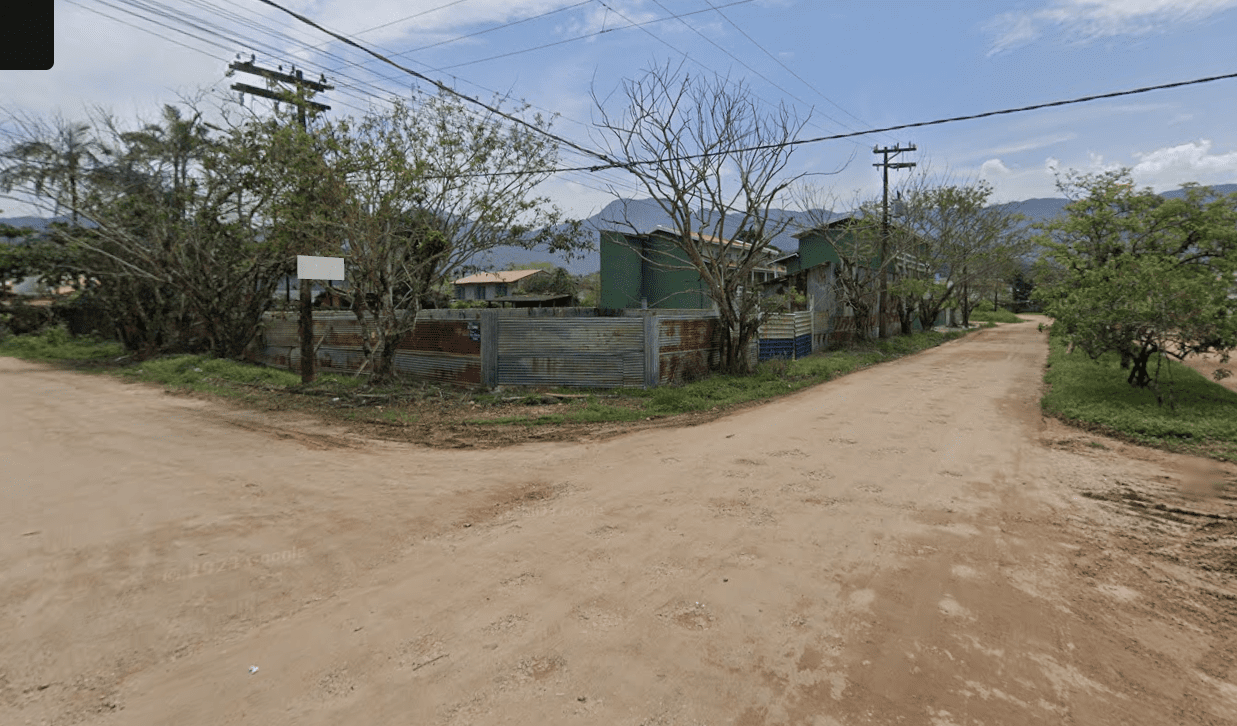 terreno-maranduba-ubatuba-1050m2 Vista do terreno na Maranduba com acesso pela rua