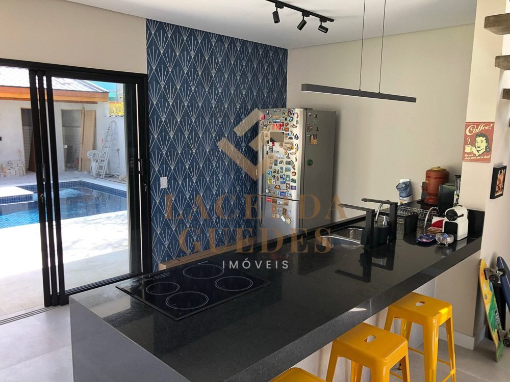 Casa-a 300 Metros-da Praia do Sapê-com 3 Suítes-Piscina-10 Cozinha com bancada e armários