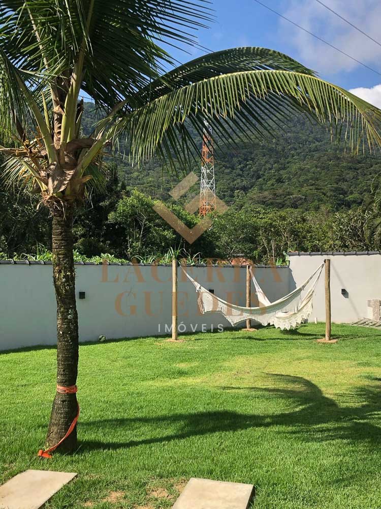 Casa-a 300 Metros-da Praia do Sapê-com 3 Suítes-Piscina-11 Quintal gramado com rede