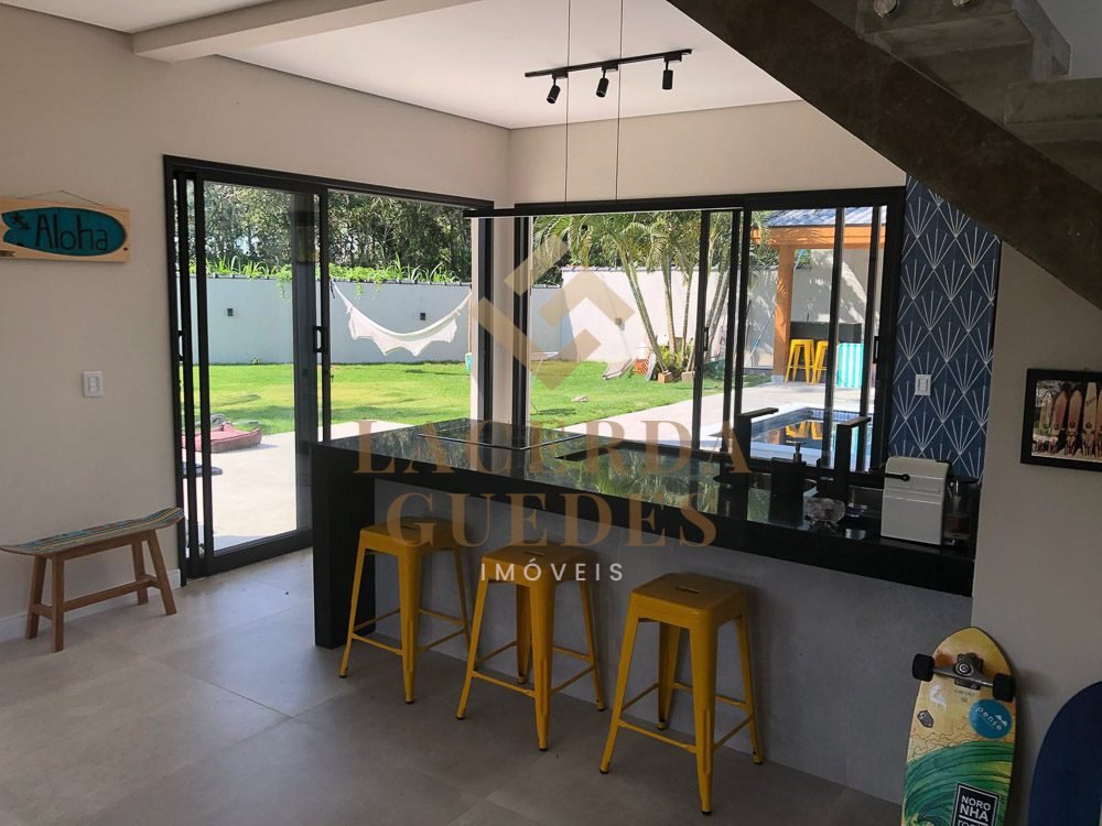 Casa-a 300 Metros-da Praia do Sapê-com 3 Suítes-Piscina-13 Cozinha com bancada voltada para o quintal