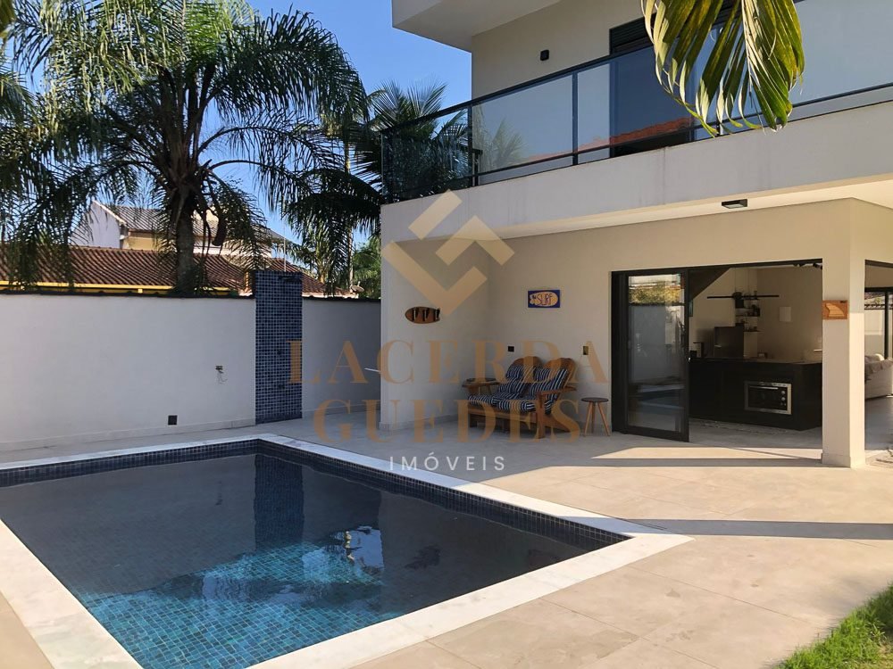 Casa-a 300 Metros-da Praia do Sapê-com 3 Suítes-Piscina-2 Piscina junto à área coberta da residência