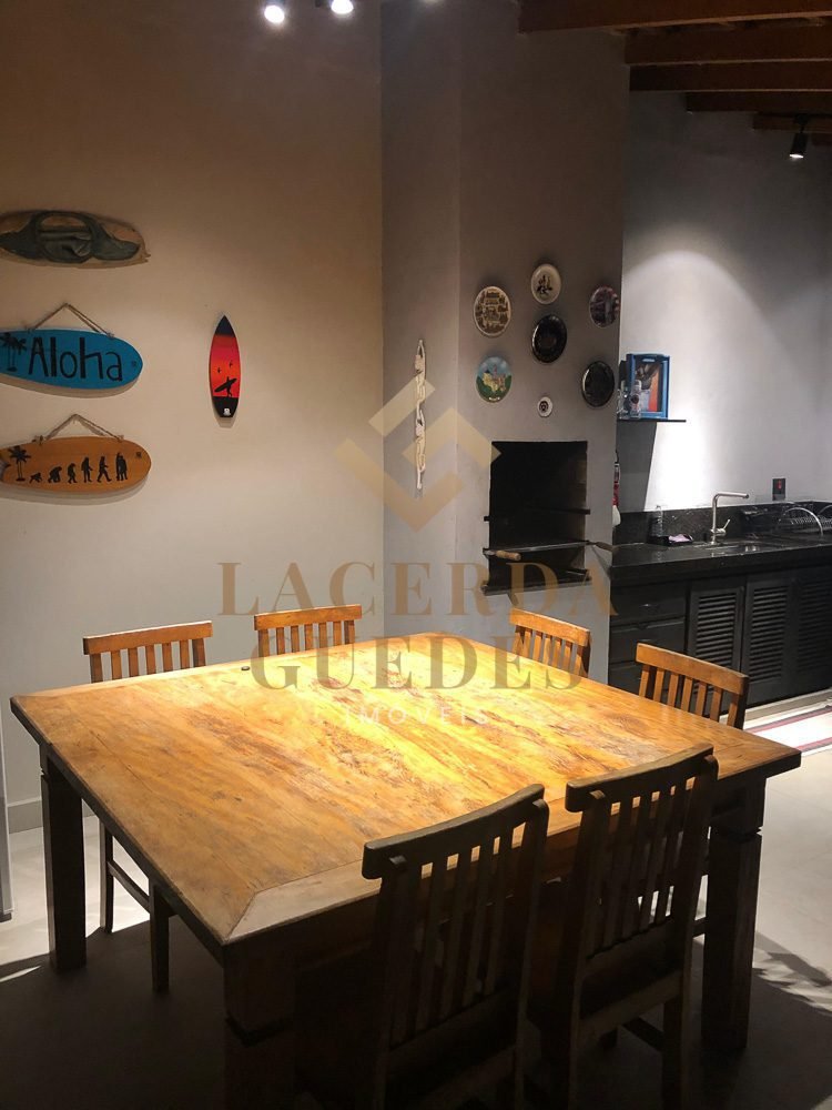 Casa-a 300 Metros-da Praia do Sapê-com 3 Suítes-Piscina-21 Sala de jantar com mesa de madeira