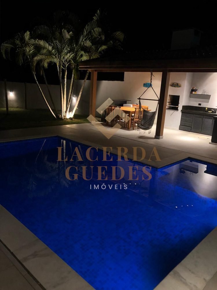 Casa-a 300 Metros-da Praia do Sapê-com 3 Suítes-Piscina-28 Piscina e área externa da casa à noite