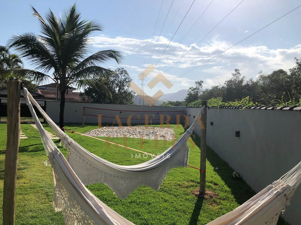 Casa-a 300 Metros-da Praia do Sapê-com 3 Suítes-Piscina-8 Rede no quintal gramado da residência