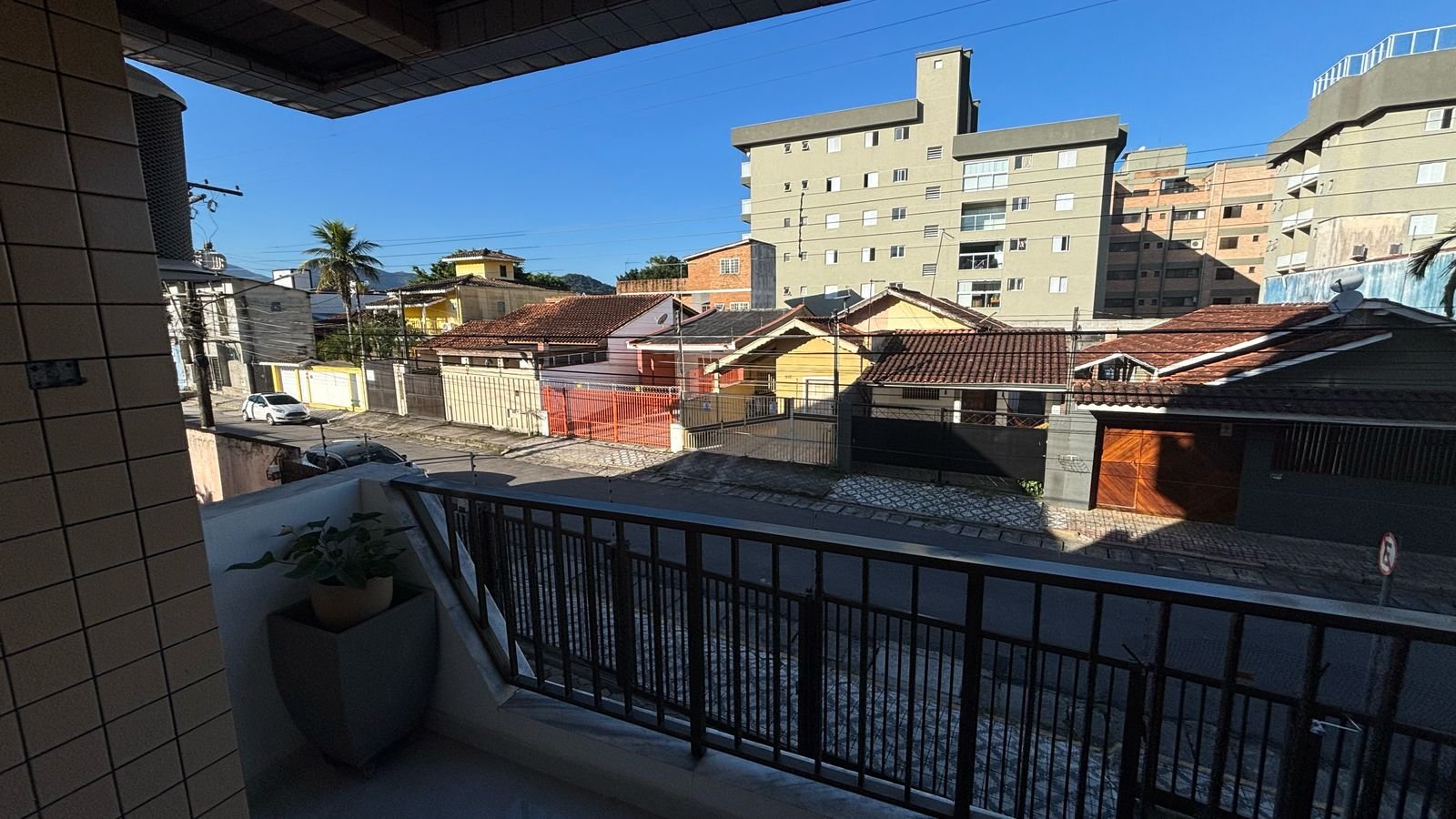 apartamento-centro-ubatuba-sala-sacada (1) Sacada com vista para a região central de Ubatuba