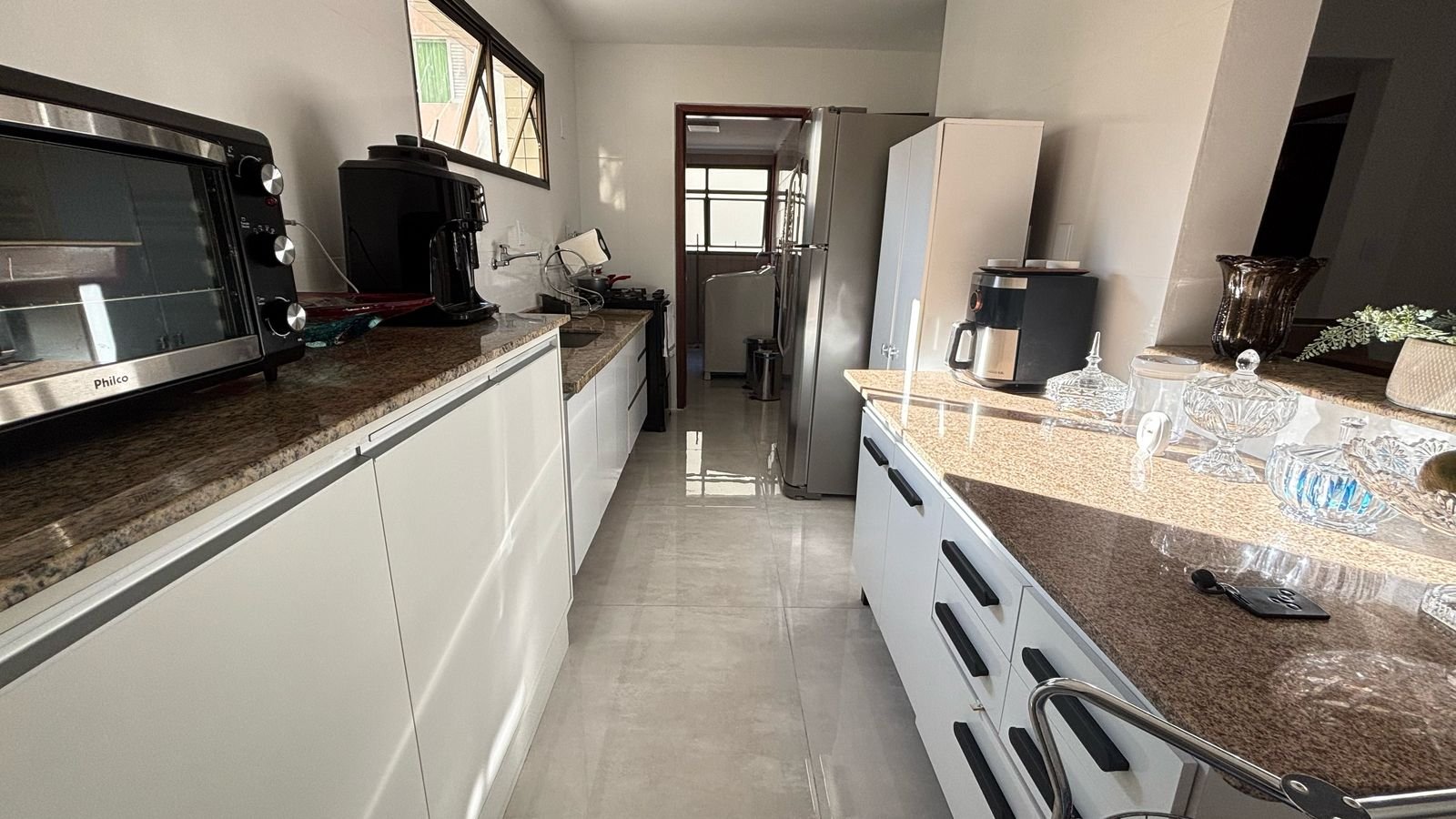 apartamento-centro-ubatuba-sala-sacada (10) Cozinha com armários e bancada