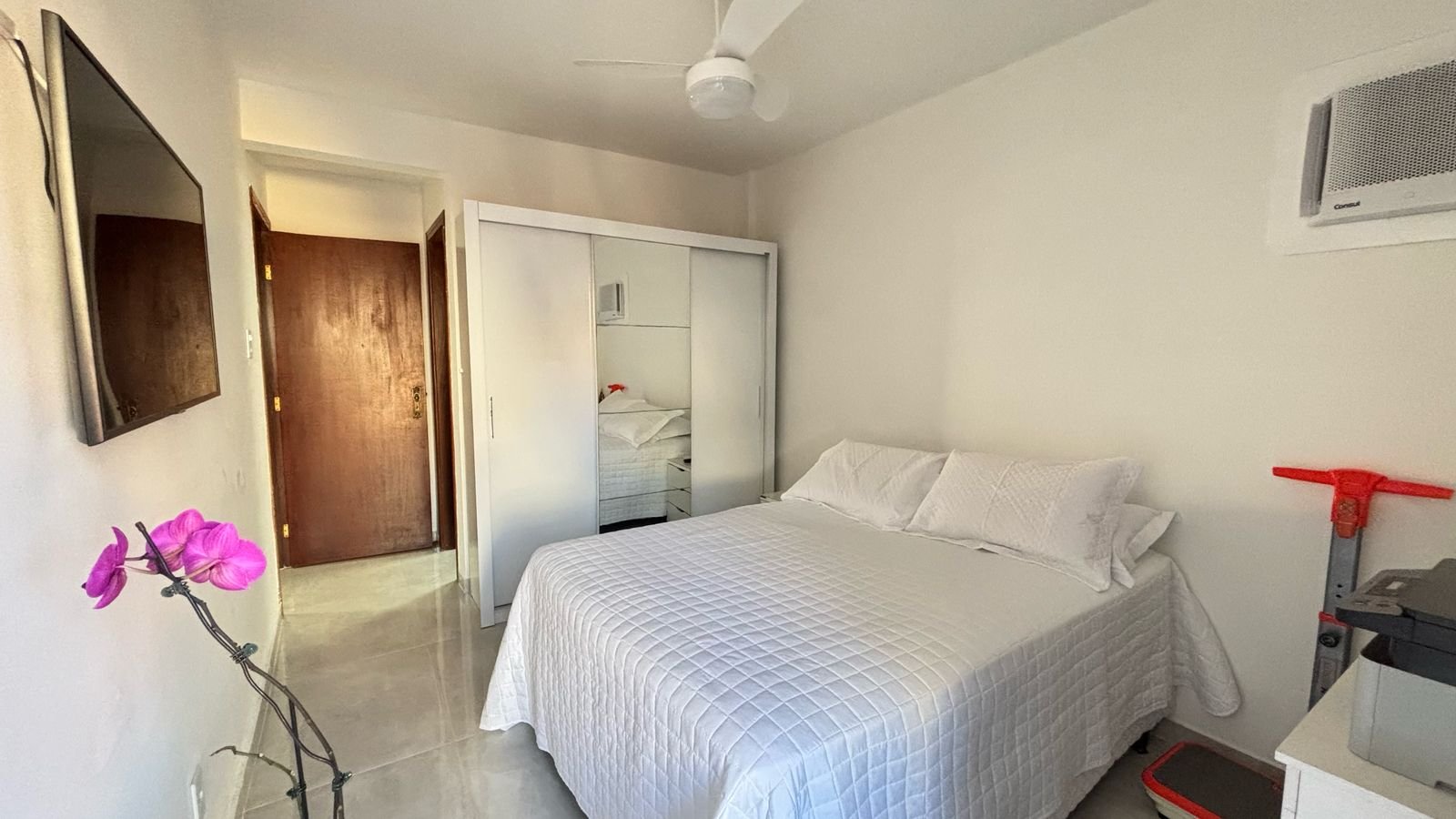 apartamento-centro-ubatuba-sala-sacada (12) Dormitório com armário e janela