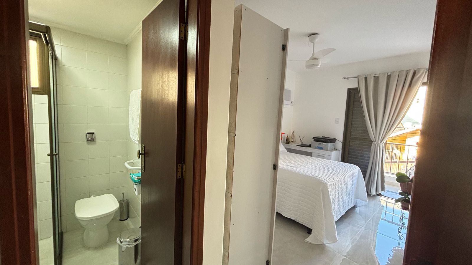 apartamento-centro-ubatuba-sala-sacada (13) Dormitório com acesso ao banheiro