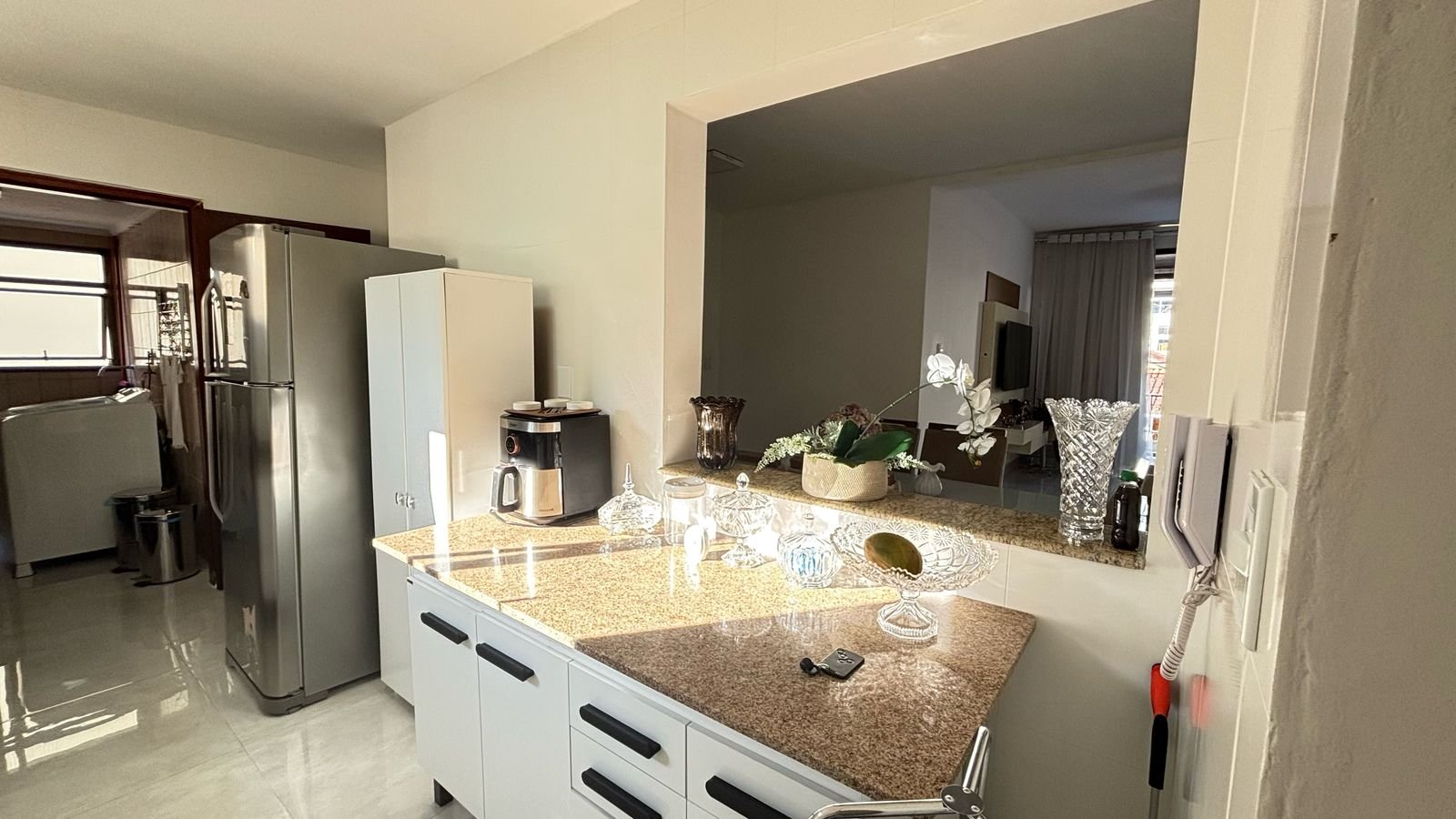 apartamento-centro-ubatuba-sala-sacada (16) Cozinha integrada à área de jantar