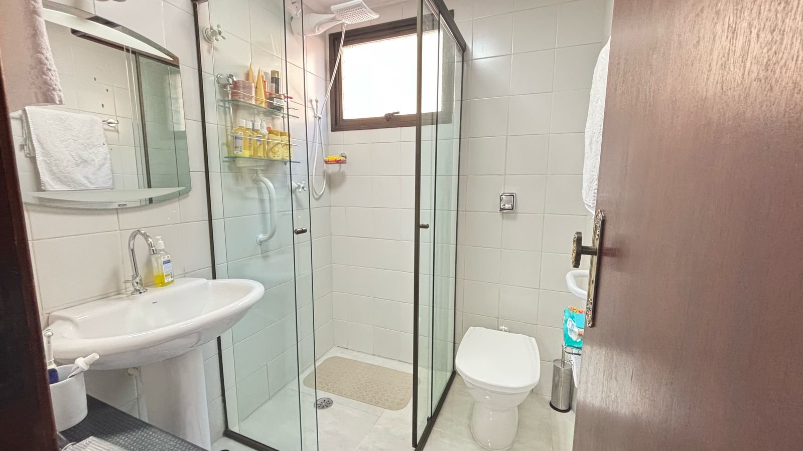 apartamento-centro-ubatuba-sala-sacada (3) Banheiro com box de vidro