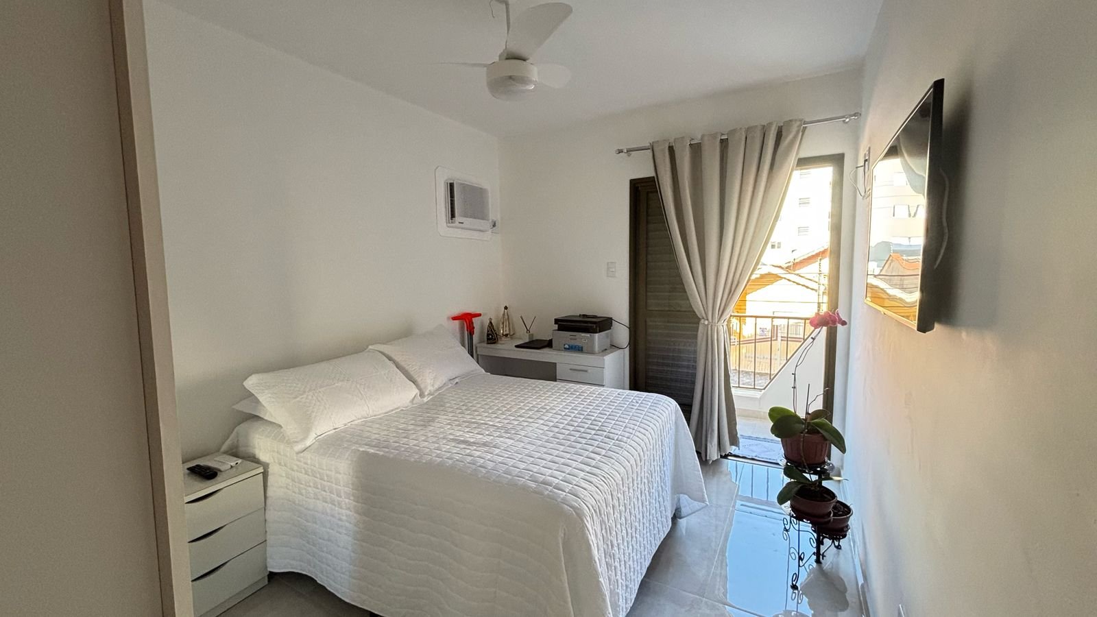 apartamento-centro-ubatuba-sala-sacada (4) Dormitório do apartamento no Centro de Ubatuba