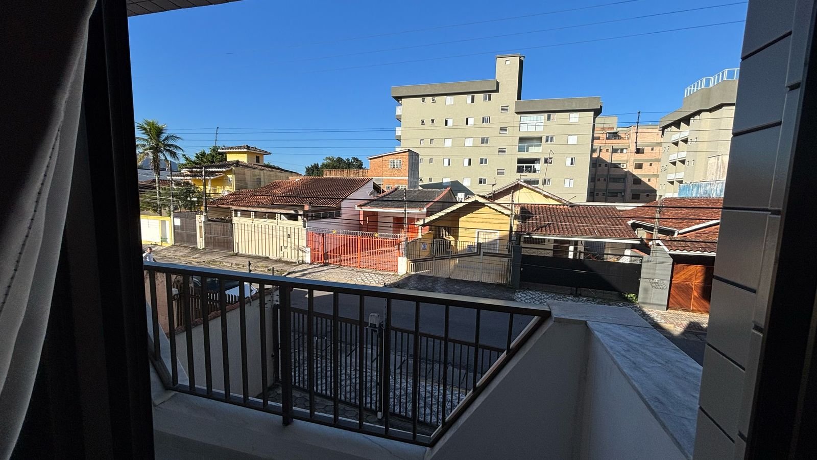 apartamento-centro-ubatuba-sala-sacada (7) Sacada privativa com vista para o Centro de Ubatuba