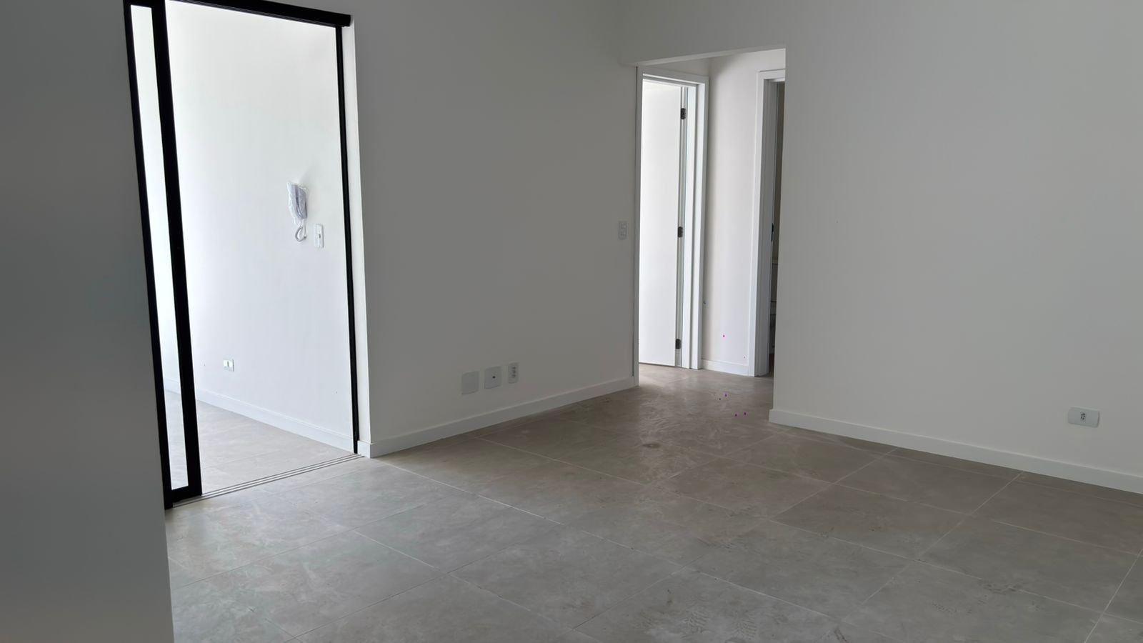 apartamento-duo-itagua-4-andar (17) Ambiente interno com acesso aos dormitórios