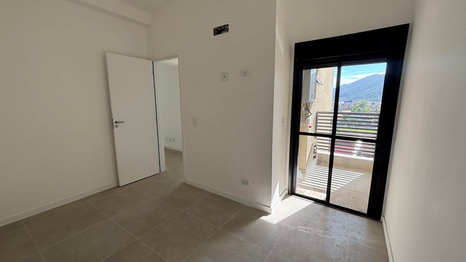 apartamento-duo-itagua-4-andar (19) Dormitório com acesso à varanda