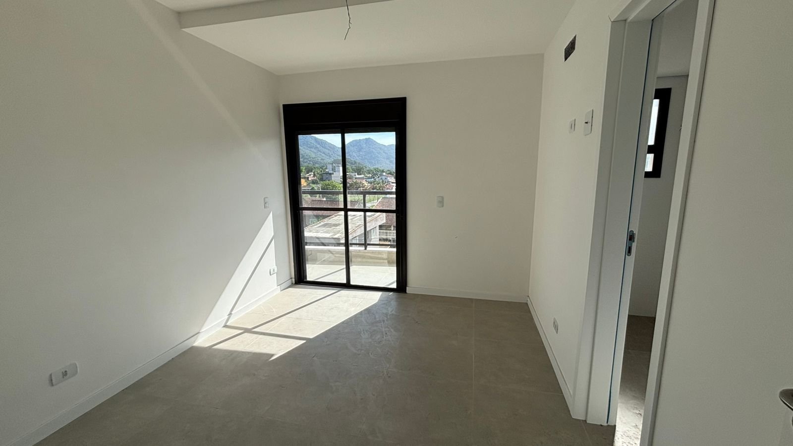 apartamento-duo-itagua-73m2 (3) Ambiente interno com acesso à varanda gourmet