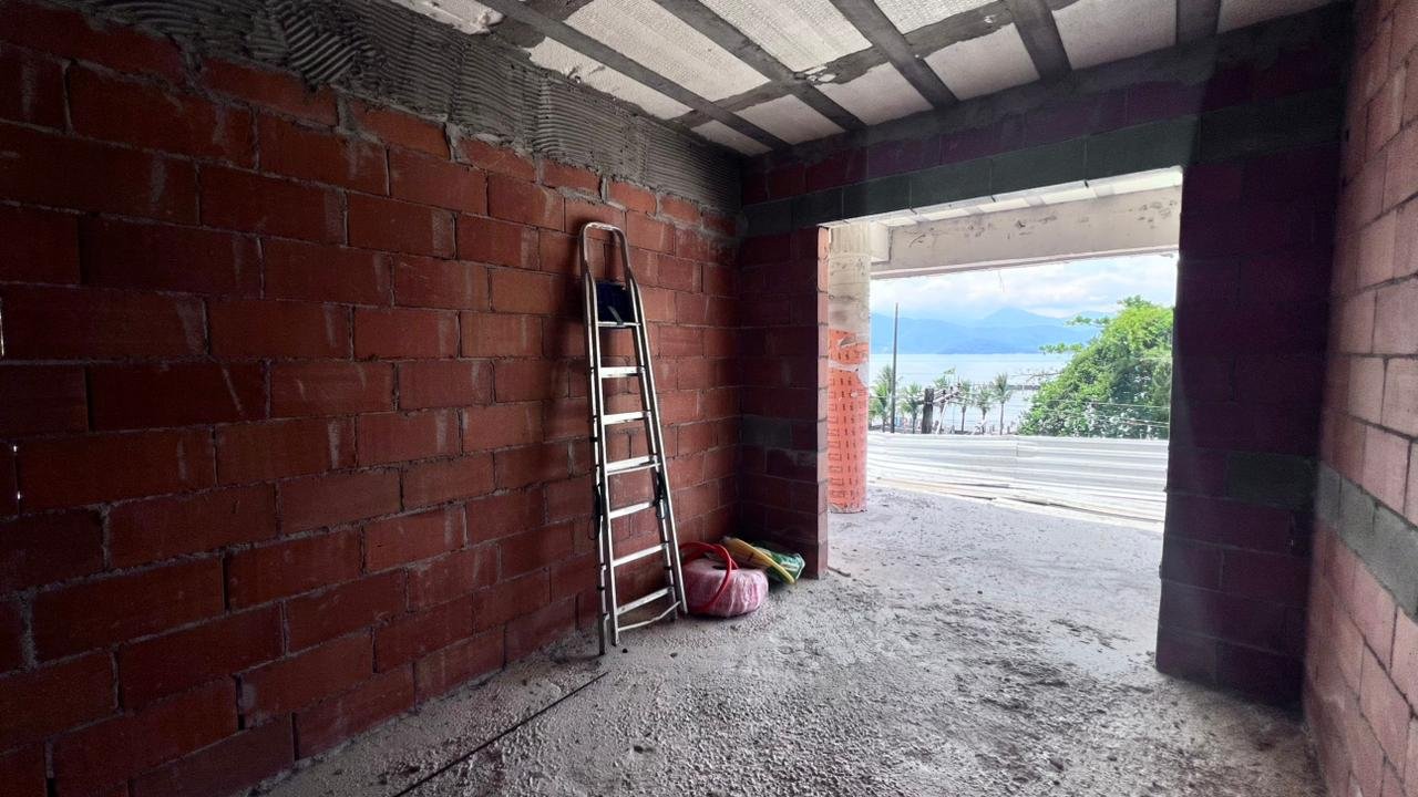 apartamento-frente-mar-itagua-dois-coracoes (13) Área interna em obra com abertura voltada para o mar