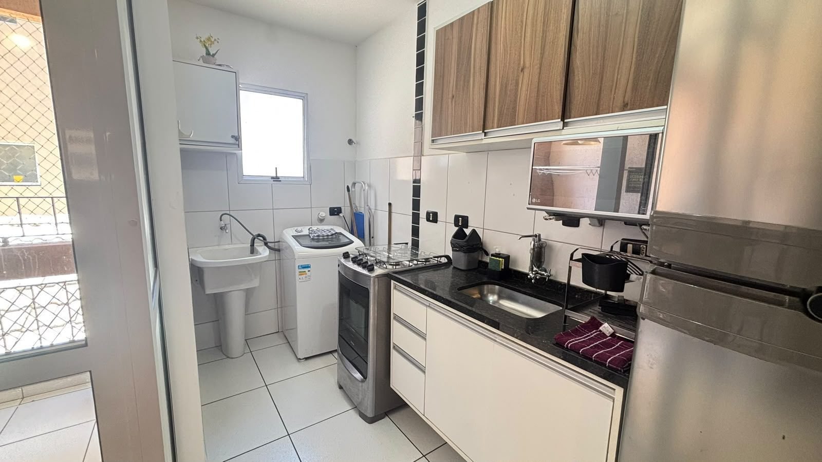 apartamento-mobiliado-centro-varanda-gourmet (6) Cozinha do apartamento de 57 m² no Centro de Ubatuba