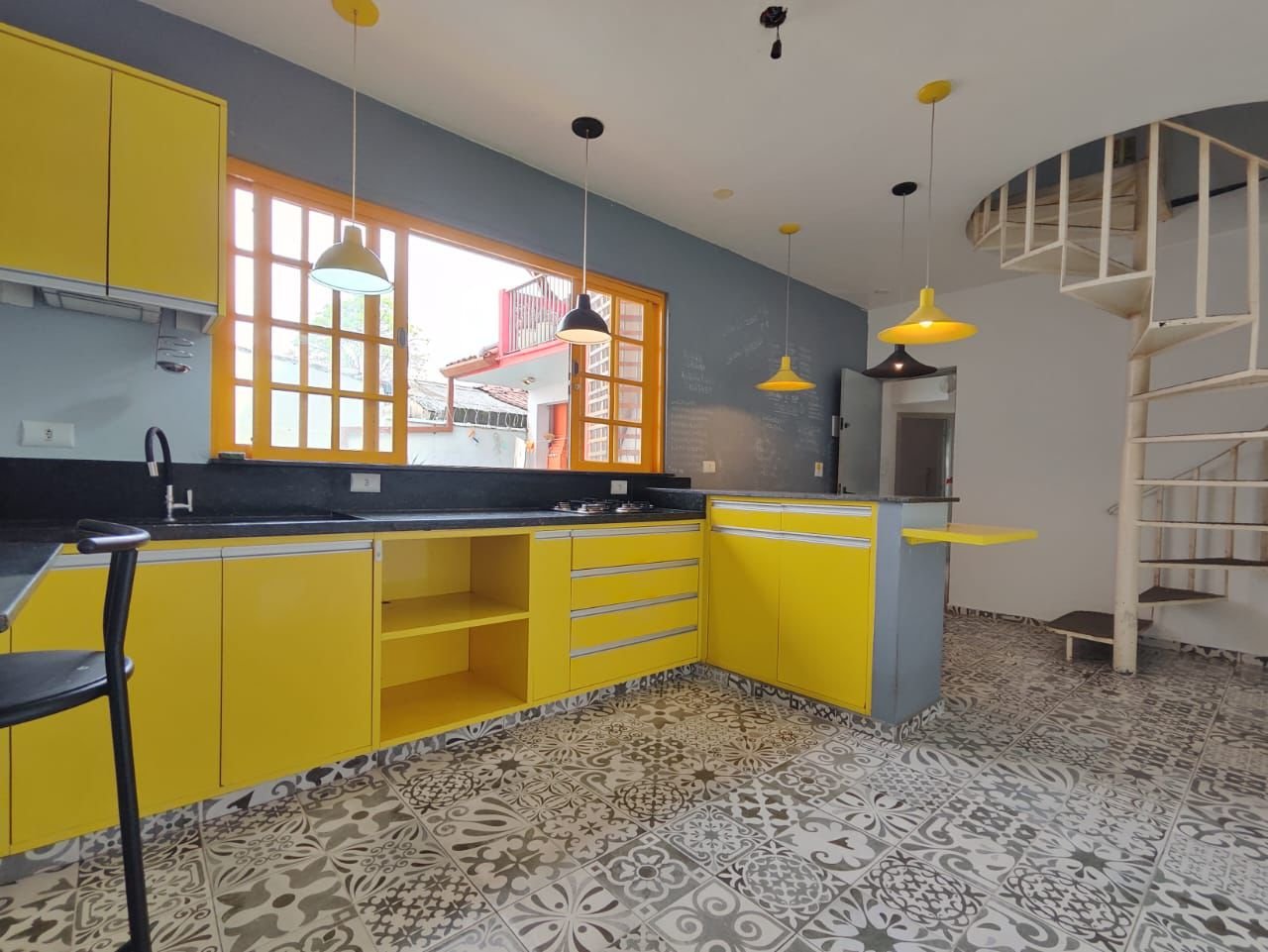 casa-3-suites-centro-ubatuba-fachada (1) Cozinha com bancada da casa no Centro de Ubatuba