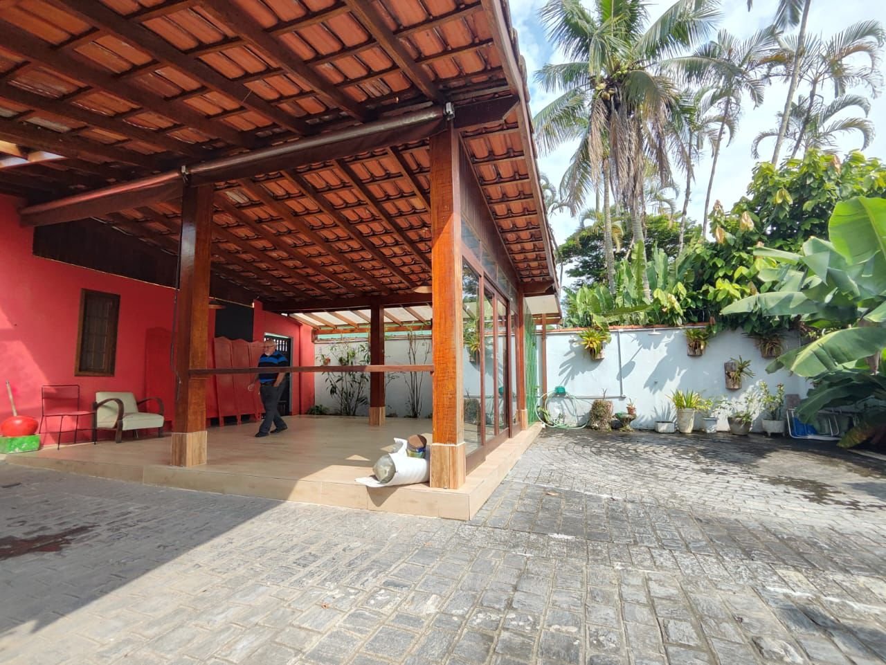 casa-3-suites-centro-ubatuba-fachada (12) Varanda coberta e área externa da casa