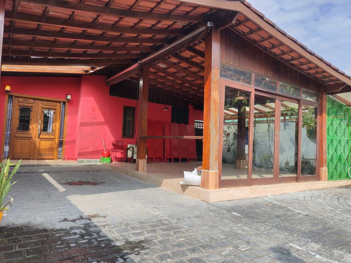 casa-3-suites-centro-ubatuba-fachada (15) Fachada da casa com varanda coberta no Centro de Ubatuba