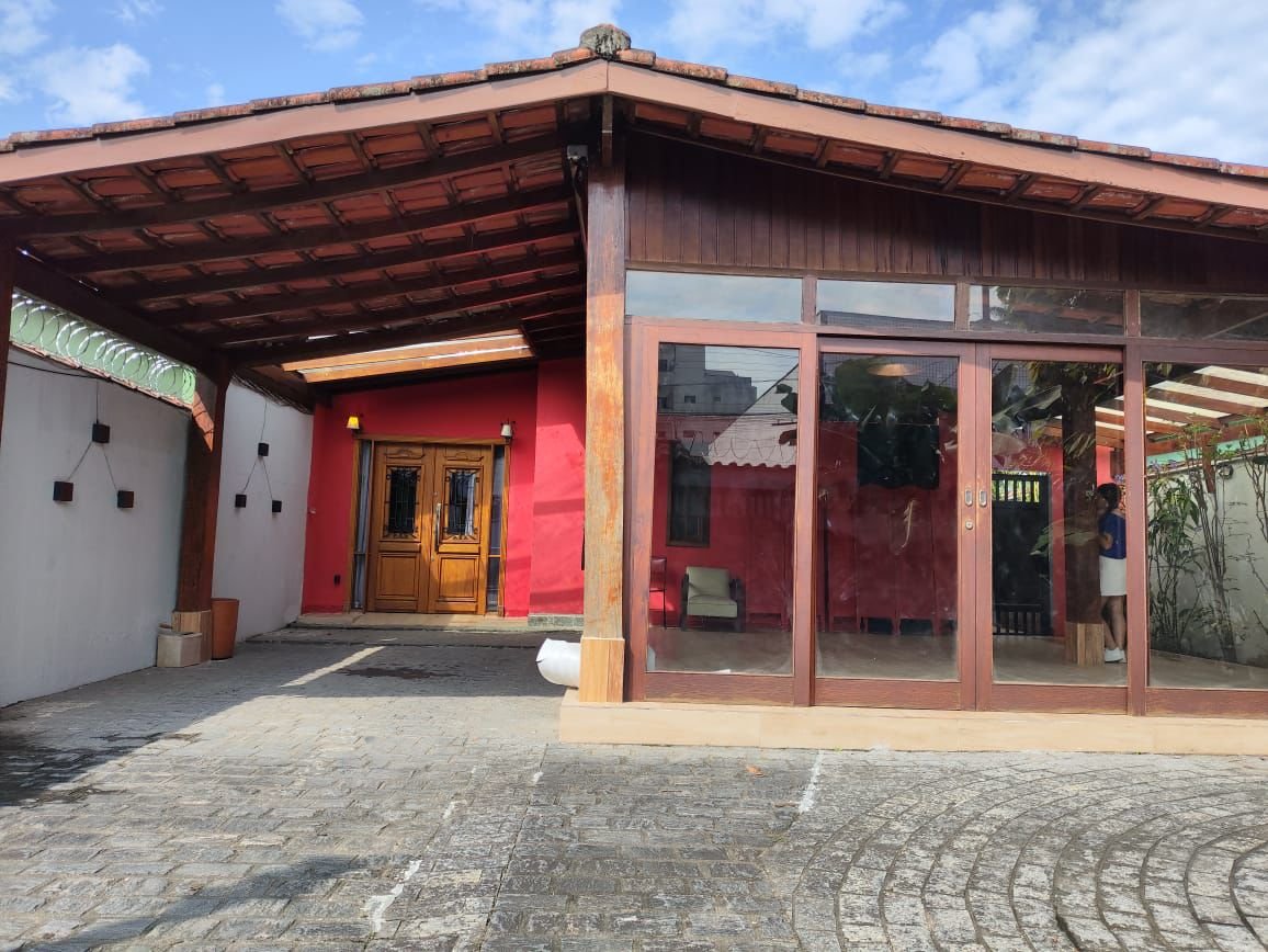 casa-3-suites-centro-ubatuba-fachada (16) Área frontal coberta da residência