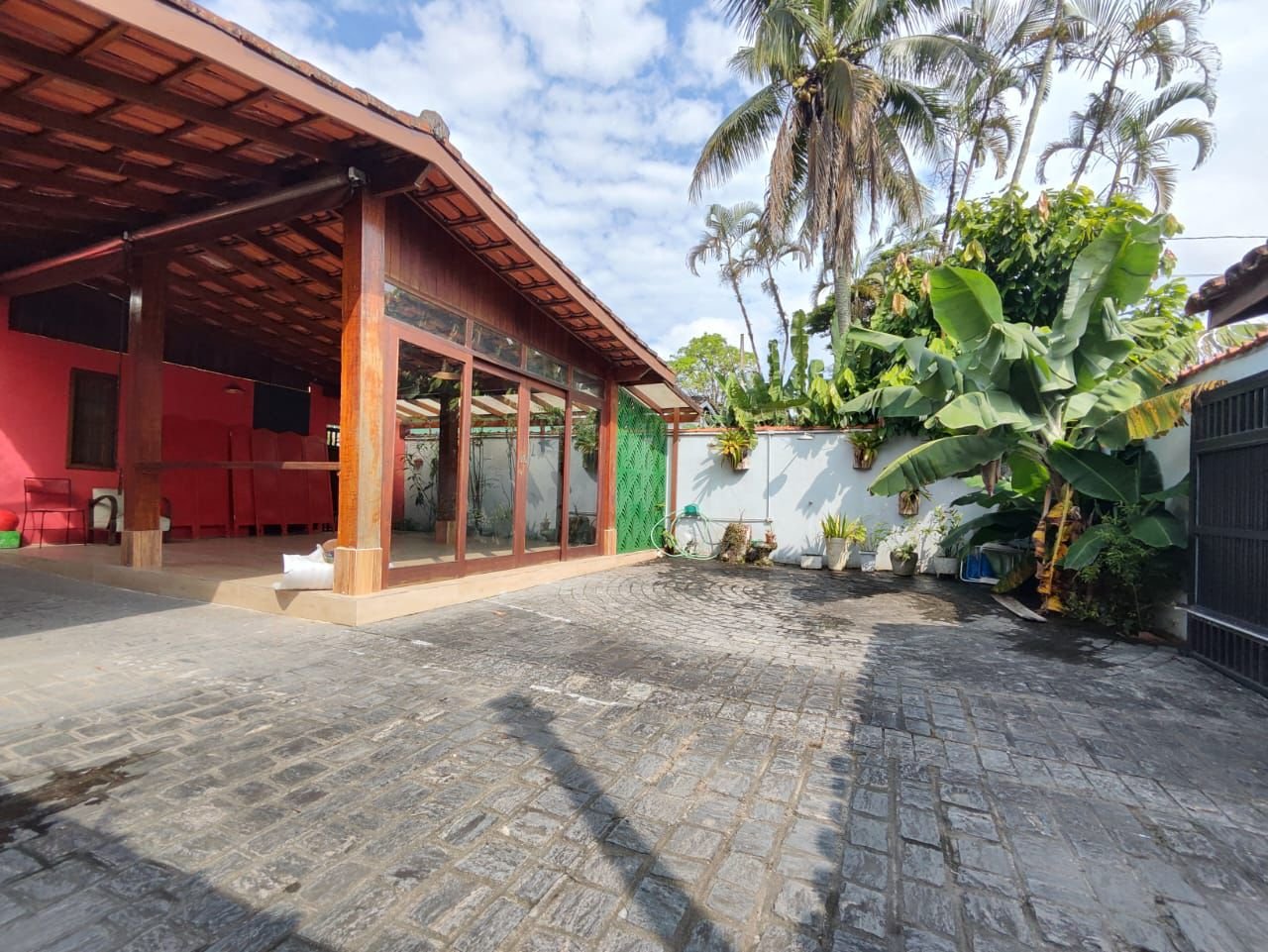 casa-3-suites-centro-ubatuba-fachada (18) Fachada da casa vista pela área externa