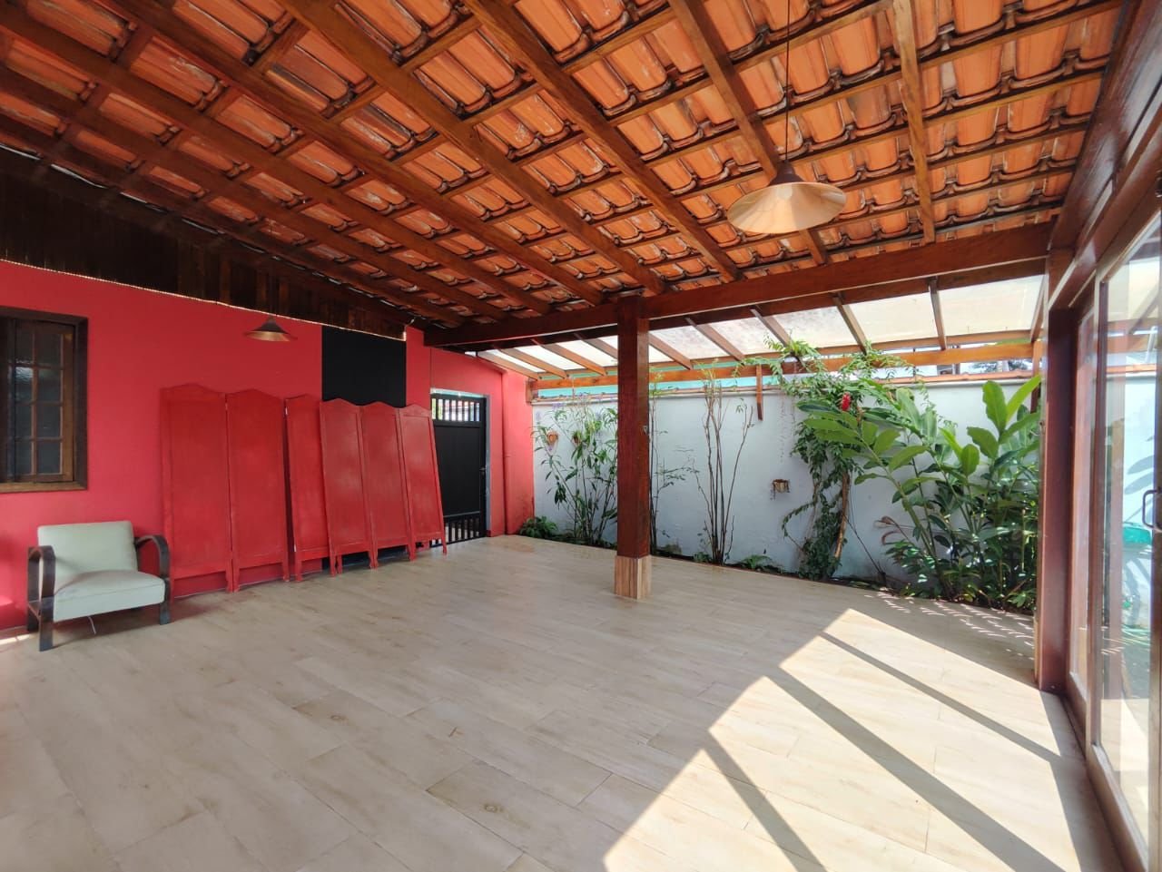 casa-3-suites-centro-ubatuba-fachada (23) Área coberta com fechamento em vidro