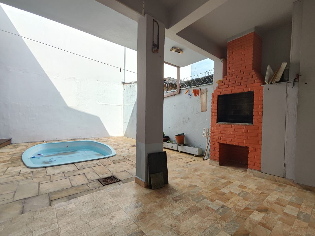casa-3-suites-centro-ubatuba-fachada (27) Área externa coberta próxima à piscina