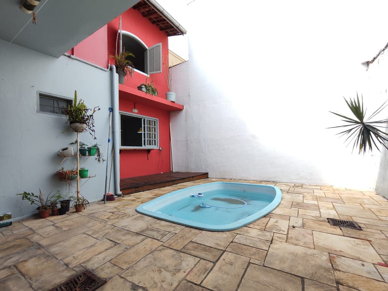 casa-3-suites-centro-ubatuba-fachada (33) Piscina e fachada dos fundos da casa