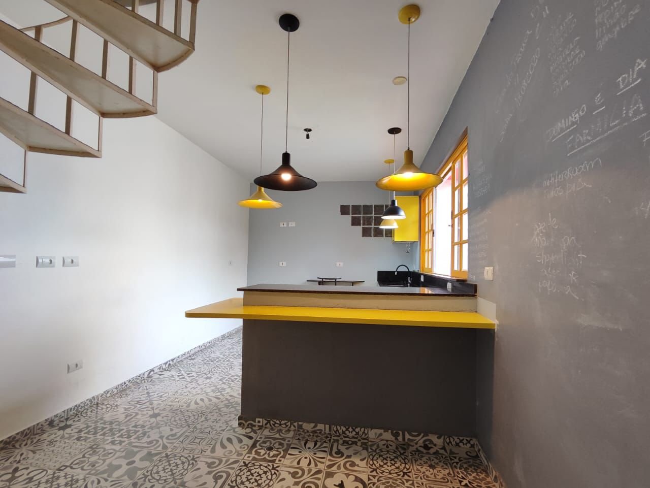 casa-3-suites-centro-ubatuba-fachada (34) Cozinha vista a partir da área social