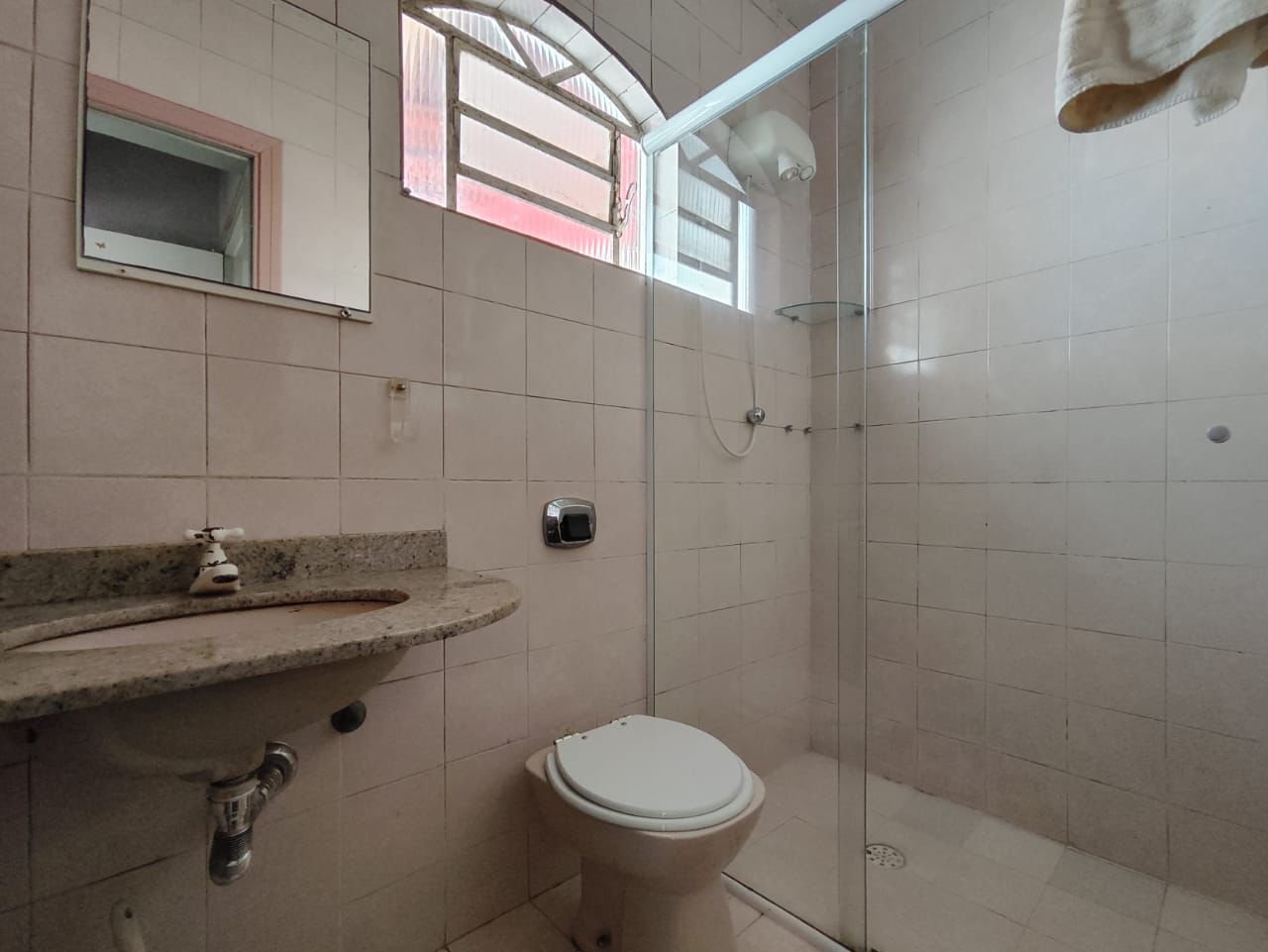 casa-3-suites-centro-ubatuba-fachada (5) Banheiro de uma das suítes