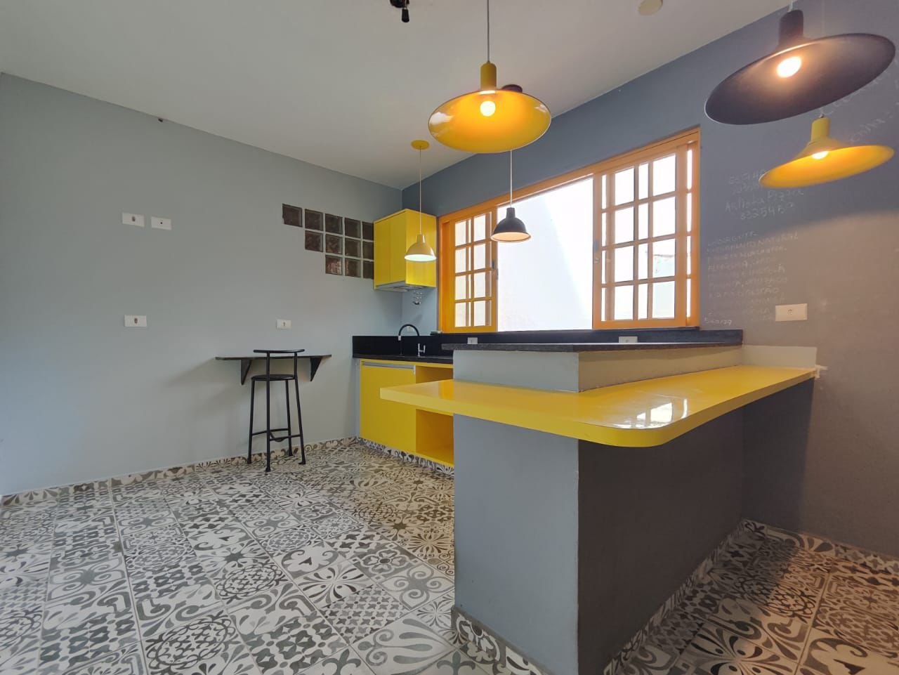casa-3-suites-centro-ubatuba-fachada (7) Cozinha com armários e bancada