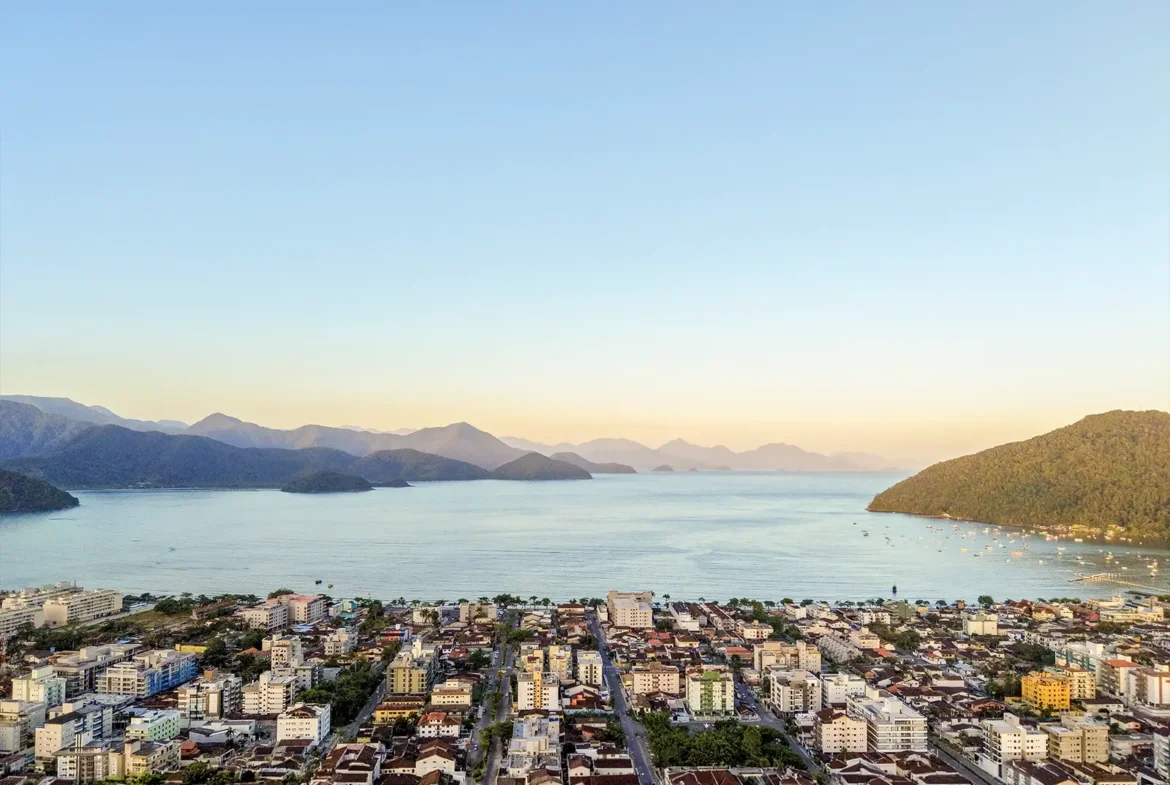 Vista aérea do bairro do Itaguá e da orla de Ubatuba