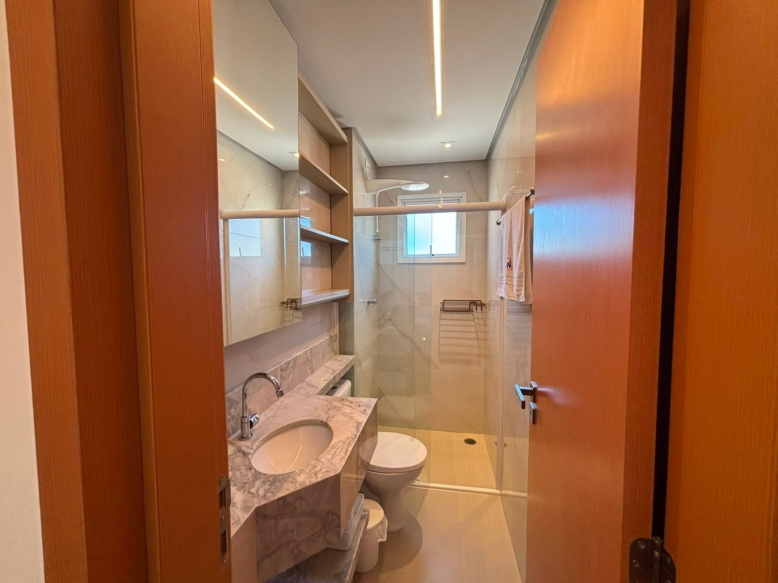 apartamento-2-suites-itagua-80m2 (11) Banheiro da suíte com bancada e box de vidro