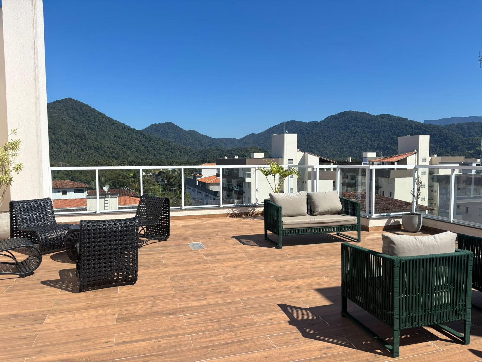 apartamento-2-suites-itagua-80m2 (41) Área de convivência no rooftop do condomínio