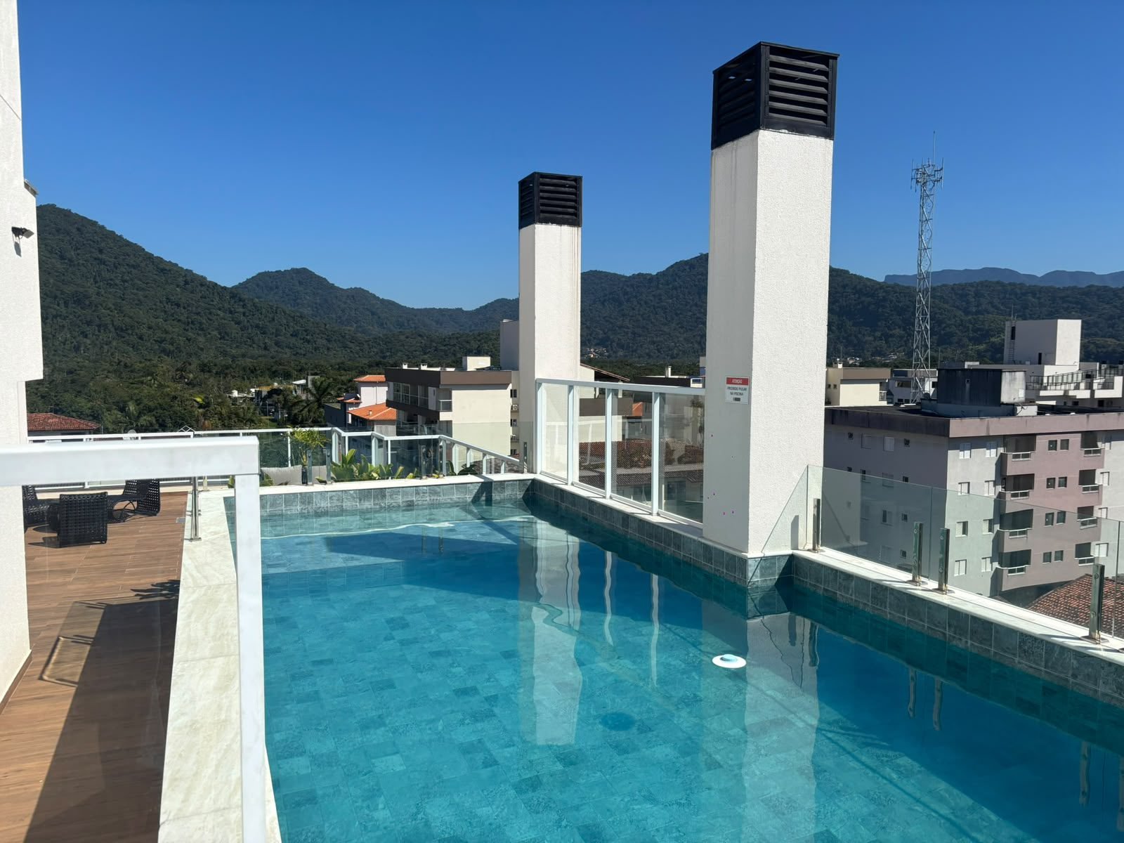 apartamento-2-suites-itagua-80m2 (42) Piscina no rooftop do condomínio no Itaguá