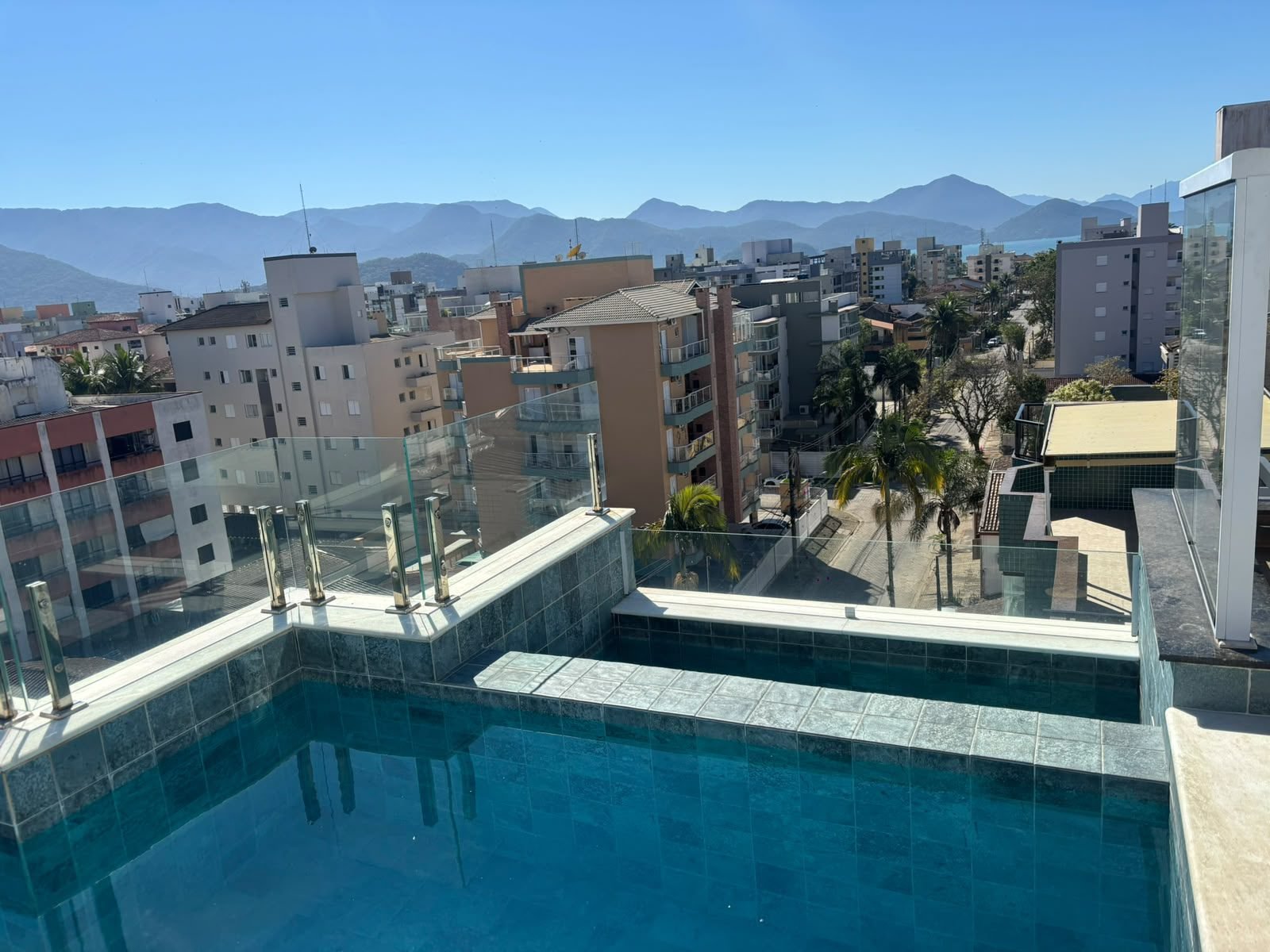 apartamento-2-suites-itagua-80m2 (44) Piscina de borda infinita no rooftop do condomínio