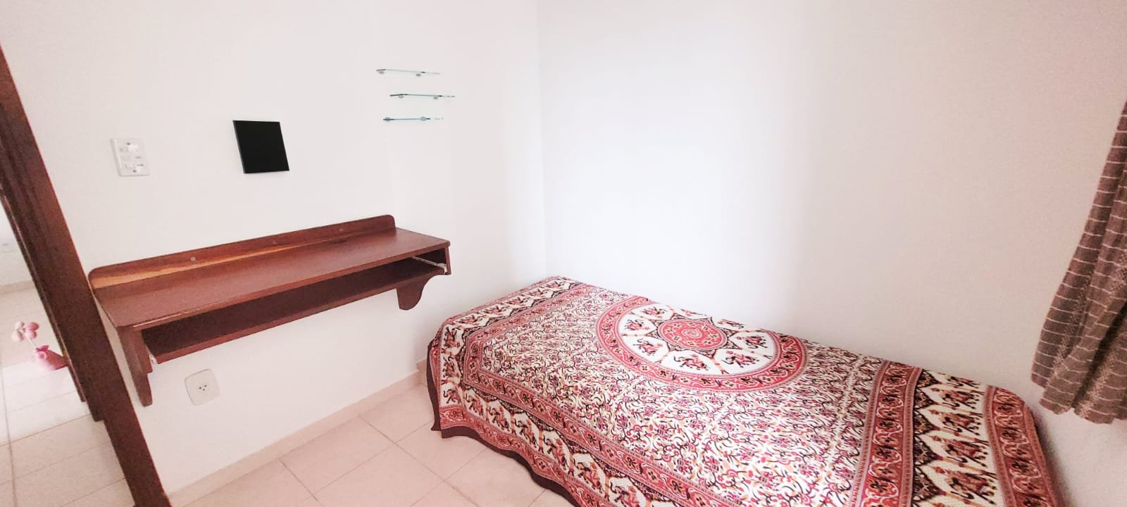 apartamento-3-dormitorios-centro-ubatuba (16) quarto do apartamento centro de ubatuba com uma cama de solteiro