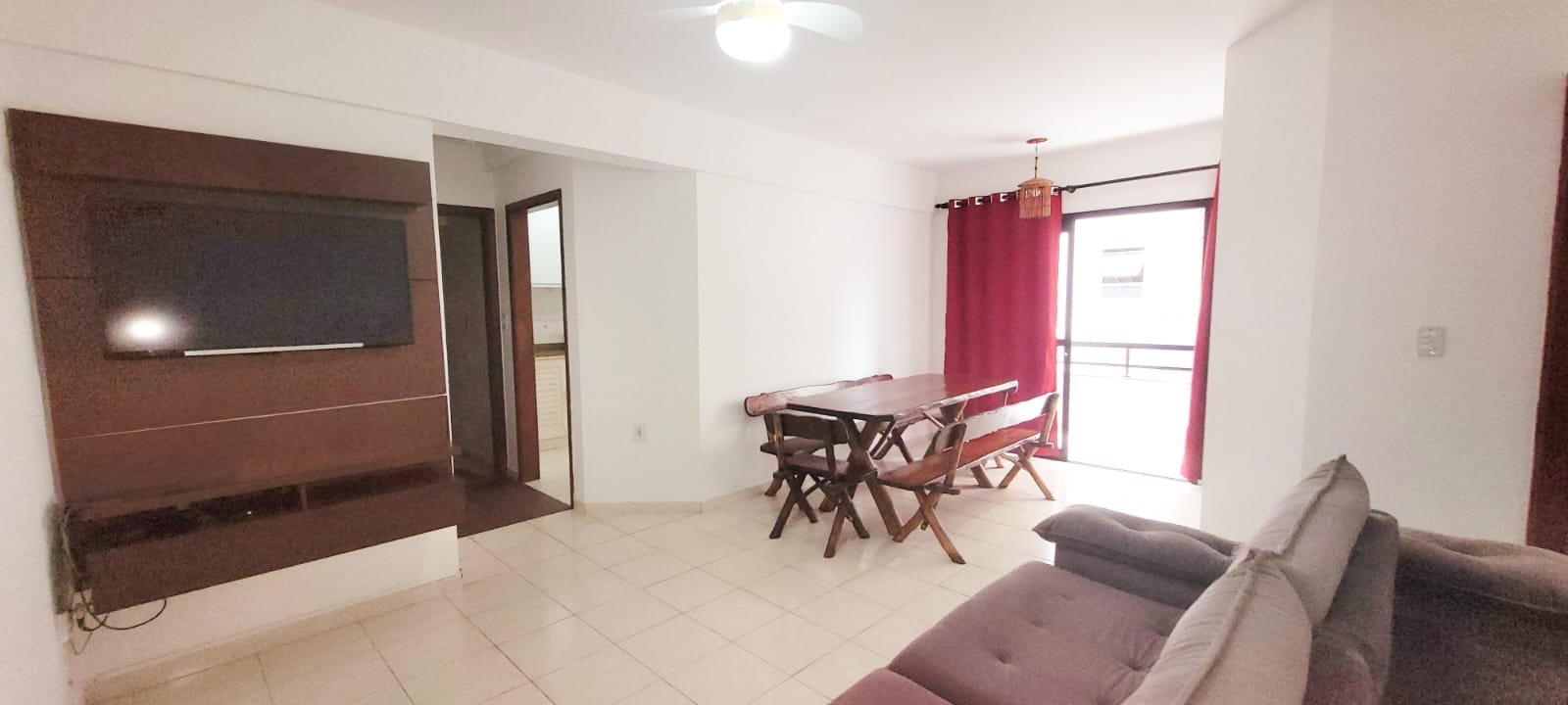 apartamento-3-dormitorios-centro-ubatuba (25) Sala e área de jantar do apartamento de 85 m² no Centro de Ubatuba
