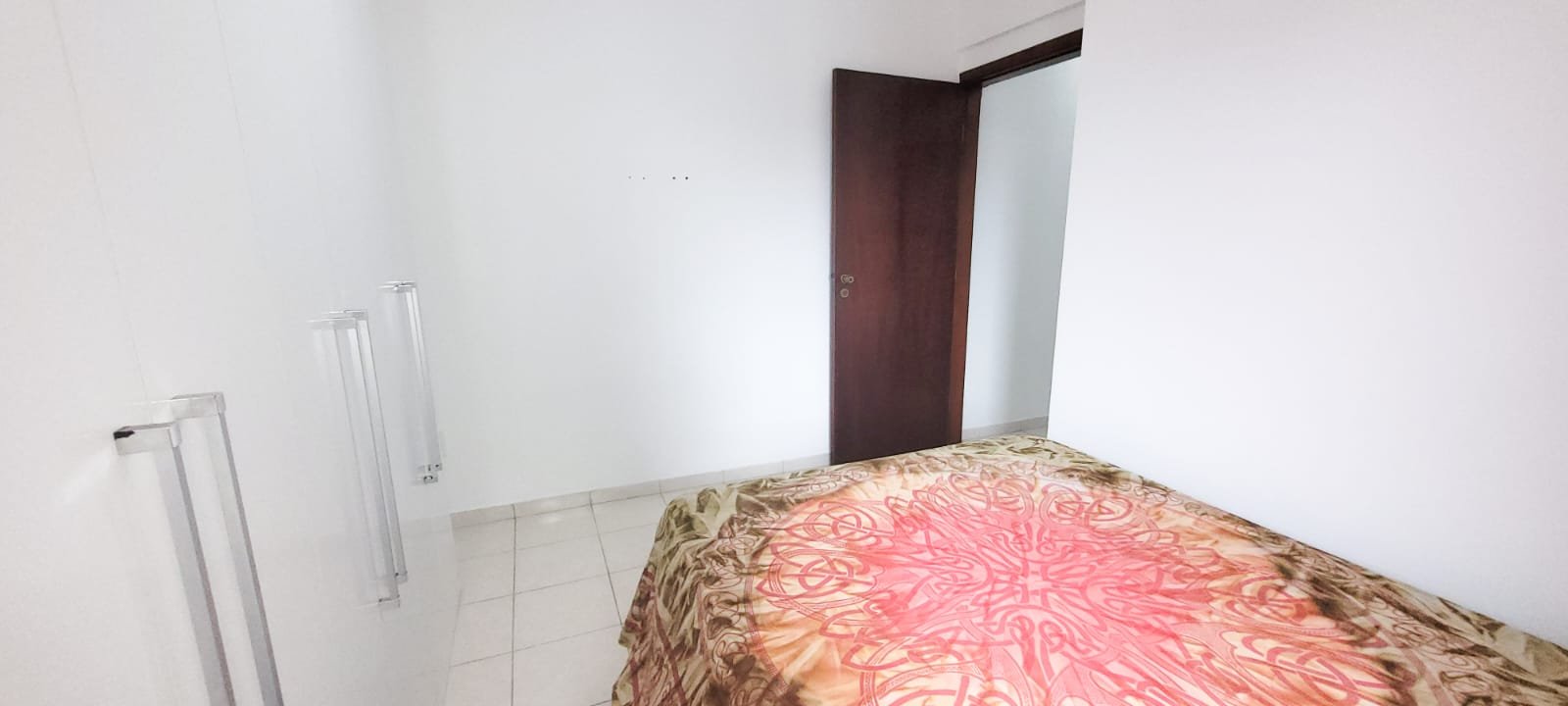 apartamento-3-dormitorios-centro-ubatuba (4) quato com cama de casal
